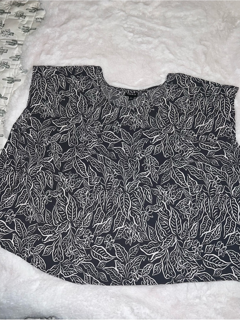 torrid Black Floral-Leaf Scoop Neck Blouse